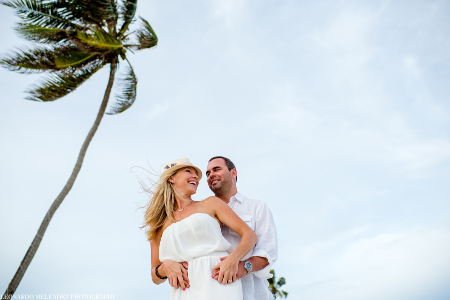 Belize anniversary beach photos. Photo by Leonardo Melendez