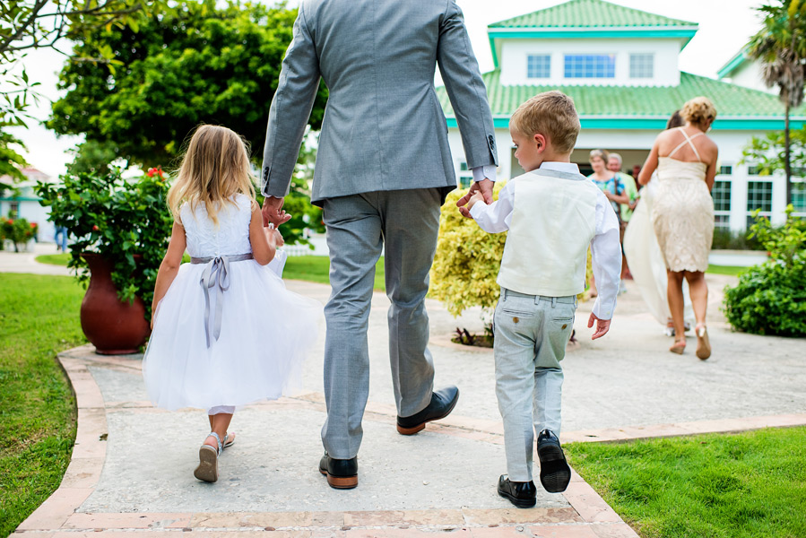 Wedding ceremony at Banyan Bay. Photo by Leonardo Melendez Photography.
